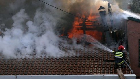 POŽAR U VELIKOM TRNOVCU: Gori porodična kuća, ima povređenih