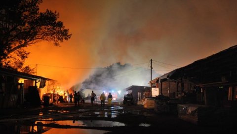 ГУСТ ЦРНИ ДИМ ПРЕКРИО ГРАД: Велики пожар у фабрици дрвета гасило хрватских 50 ватрогасаца