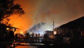 GUST CRNI DIM PREKRIO GRAD: Veliki požar u fabrici drveta gasilo hrvatskih 50 vatrogasaca