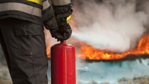 ZAPALIO SE AUTOMOBIL NA VOŽDOVCU: Vatrogasci gase požar - rastinje predstavlja opasnost