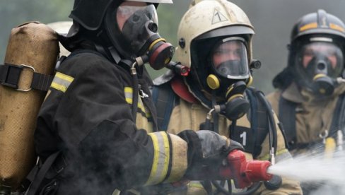 ВАТРЕНА СТИХИЈА ПРОГУТАЛА СЕДАМ ЗГРАДА: Ватрогасци успели да угасе пожар