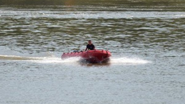 НЕСРЕЋА КОД ЛОЗНИЦЕ: Ауто упао у реку - Вежба полицајаца се претворила у стварно спасавање