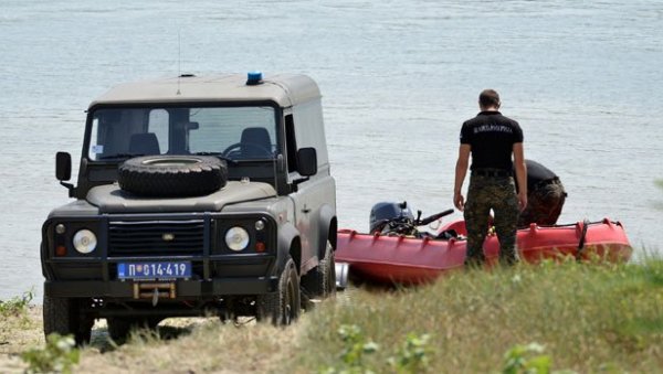 УЖАС КОД МАЈДАНПЕКА: Тројица младића аутомобилом слетели у језеро, за једним се још трага
