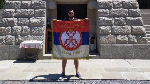 SMETA IM SVE ŠTO JE SRPSKO: Marka su uhapsili u Nikšiću zbog isticanja zastave druge države - Gvozdenog puka Kraljevine Srbije!