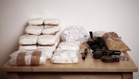 ЗАПЛЕЊЕНИ ХЕОРИН И МАРИХУНА: Ухапшени осумњичени за трговину наркотицима (ВИДЕО)