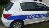 „UDARIO“ NA POLICIJU: Polupao staklo na službenom vozilu
