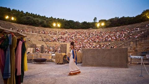 У ЕПИДАУРУС САМО ПОД МАСКАМА: Древни амфитеатар домаћин најмасовнијег живог фестивала
