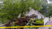 LORA ODNELA PRVU ŽRTVU: Poginula devojčica, uragan joj oborio drvo na kuću