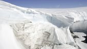 СЕДАМ ПУТЕ БРЖЕ НЕГО ДЕВЕДЕСЕТИХ: Рекордно отапање леда на Гренланду -  довољно да се цела Велика Британија покрије са око 2,5 метра воде