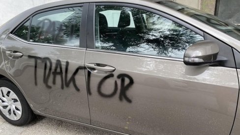 PALI TRAKTOR I UBIJ SRBINA: Antisrpski grafiti na automobilu beogradskih tablica u Splitu