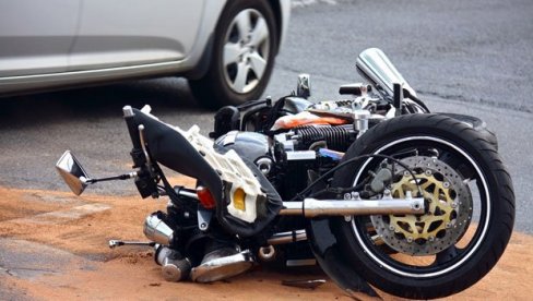 SAOBRAĆAJNA NESREĆA U ZEMUNU: Automobil pokosio motociklistu, muškarac nepomično leži na betonu!