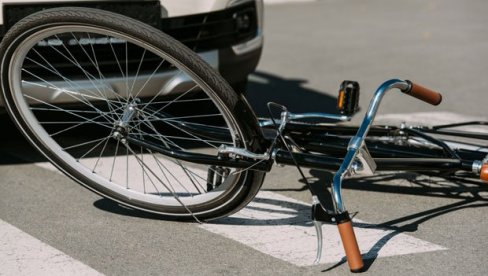 IMA SAMO 15 GODINA: Biciklista, koji je teško povređen u nesreći u Nišu, priključen na respirator