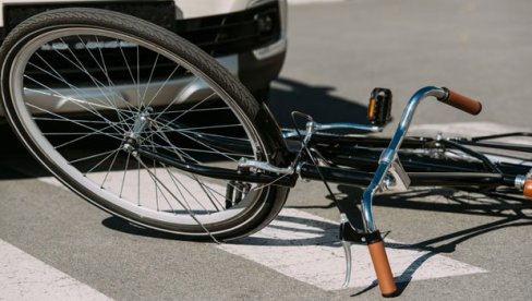 УМАЛО ДА ПЛАТИ ГЛАВОМ: Шеснаестогодишњи дечак, у по бела дана, оборио са бицикла старицу и отео јој торбу