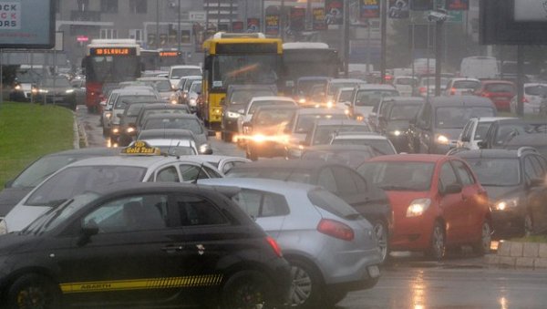 КРАЈ ВИКЕНДА ДОНОСИ ПОЈАЧАН САОБРАЋАЈ: Могућа успорена вожња у градовима и на фреквентним путевима