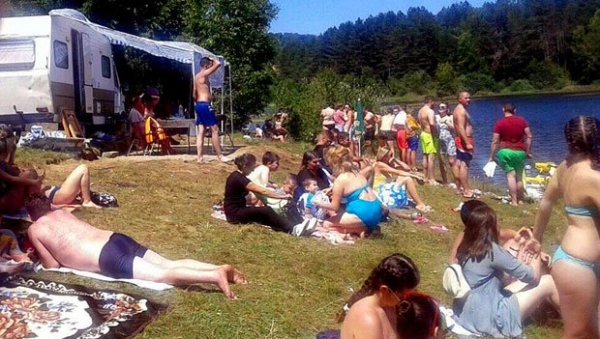 КОРОНА ПУНИ ВЛАСИНСКО ЈЕЗЕРО: Нажалост, ретко ко од посетилаца поштује препоручене мере заштите