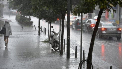 НАЈНОВИЈЕ УПОЗОРЕЊЕ РХМЗ-А: У неким деловима Србије упаљен наранџасти метео-аларм - стижу олуја и град