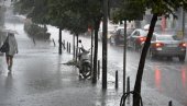 ПРОВАЛА ОБЛАКА У БЕОГРАДУ: Јак пљусак са грмљавином сручио се у престоници, вода по улицама отежава саобраћај (ВИДЕО)