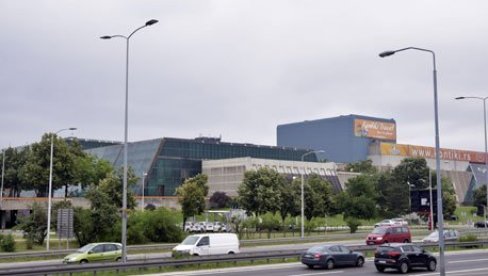 DELTA KUPAC,  ALI ROK KRATAK: Reporteri Novosti prvog dana posle oglašavanja prodaje, u Sava centru zatekli veliki broj majstora