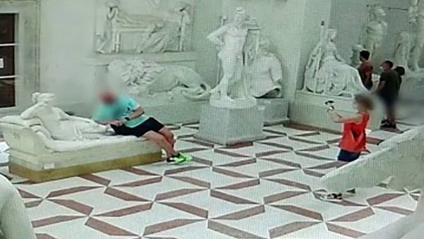 СЛОМИО ВЕНЕРИ ПРСТЕ ЗБОГ СЛИКЕ: Туриста из Аустрије оштетио 200 година стару статуу
