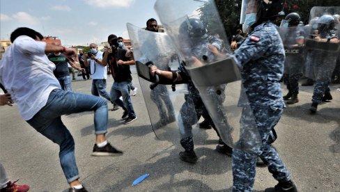 HAOS U BEJRUTU: Demonstranti jurišaju na zgradu Parlamenta, policija ispalila suzavac (VIDEO)