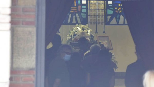 НА КРСТУ ВЕЛИКИ БЕЛИ ШЕШИР: Срцепарајућа фотографија из капеле, Исидора испраћена на вечни починак