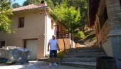 OSTAVIO GRAD, NA DEDOVINI PRAVI RAKIJU: Nebojša Milisavljević došao u selo Dulene kod Kragujevca da obnovi zaparloženo porodično imanje