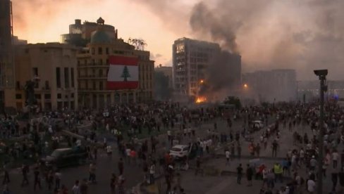 ДЕМОНСТРАНТИ УПАЛИ У ЗГРАДУ МИНИСТАРСТВА ДИПЛОМАТИЈЕ: Бејрут тоне у хаос, војска изашла на улице (ВИДЕО)