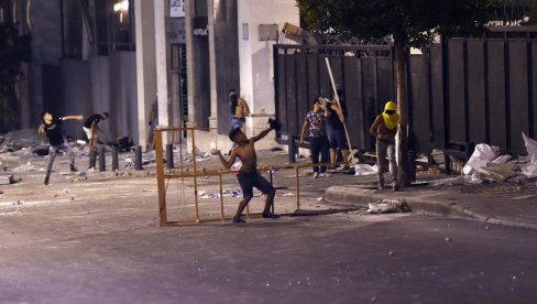 ПРВА ЖРТВА ПРОТЕСТА У БЕЈРУТУ: У сукобима са демонстрантима погинуо полицајац, градом одјекује пуцњава (ВИДЕО)