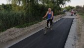 КИЛОМЕТРИ ЗА УЖИВАЊЕ: Асфалтирање прекограничне бициклистичке стазе (ФОТО)