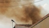 ПРВЕ ФОТОГРАФИЈЕ ПОЖАРА НА ДОРЋОЛУ: У близини складиште са плином, ватрогасци се боре са ватреном стихијом (ФОТО)