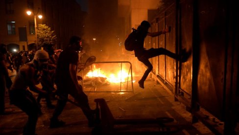 БЕЈРУТ У ПЛАМЕНУ: Друга ноћ хаоса у Либану, демонстранти покушавају да упадну у парламент (ФОТО/ВИДЕО)
