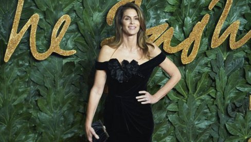 ЛЕТЊЕ ТУШИРАЊЕ Синди Крафорд изнова осваја обожаватеље (ФОТО)