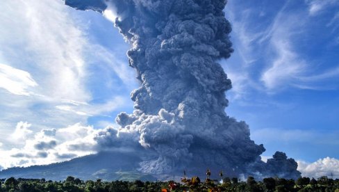 ВУЛКАН ПРЕТВОРИО ДАН У НОЋ: Ерупција у Индонезији, подигао се стуб пепела висок пет километара, села прекрила чађ (ВИДЕО)