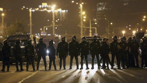 НЕМИРИ У БЕЛОРУСИЈИ: Полиција употребила сузавац, настављају се хапшења демонстраната
