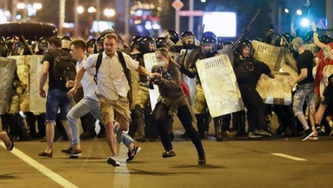 НЕРЕДИ У МИНСКУ: Полиција растерује демонстранте светлећим гранатама