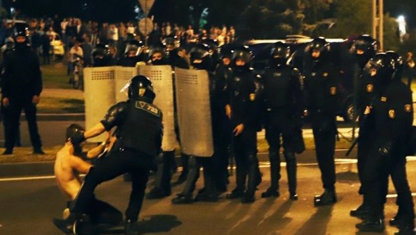 ОДЈЕКУЈУ ЕКСПЛОЗИЈЕ У ЦЕНТРУ МИНСКА: Погинуо демонстрант (ВИДЕО)