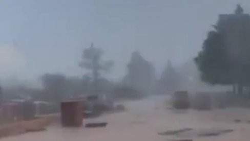 SNAŽNO NEVREME ZAHVATILO DALMACIJU: U Kistanjama za manje od sat vremena palo rekordnih 53 litara kiše, bujice na ulicama (VIDEO)