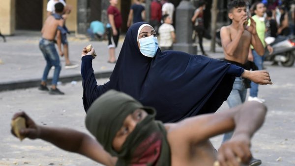 КАМЕНИЦЕ, МОЛОТОВЉЕВИ КОКТЕЛИ И СУЗАВАЦ: Сукоби на протестима у Бејруту не престају (ФОТО/ВИДЕО)