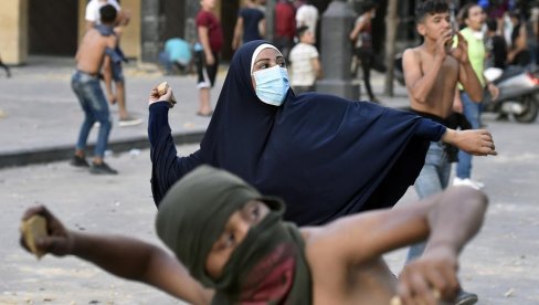 KAMENICE, MOLOTOVLJEVI KOKTELI I SUZAVAC: Sukobi na protestima u Bejrutu ne prestaju (FOTO/VIDEO)