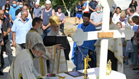 HRAM VERE, LJUBAVI I SLOGE: Patrijarh Irinej osveštao temelje prve crkve u selu Rakovica, nadomak Beograda