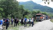 БЛОКАДОМ ШТИТЕ ПУТ: Мештани села Кути код Андријевице, поново у акцији