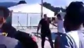 MIGRANTI UZ POVIKE NASRNULI NA POLICAJCE: Sukob u kampu kod Bihaća (VIDEO)