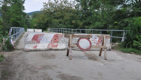 ЧЕКА СЕ ПАД ВОДОСТАЈА: Тражи се решење за санацију оштећеног моста преко Западне Мораве