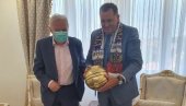 POKLON AMBASADORA RUSIJE: Dodik dobio dres i loptu sa potpisima košarkaša ruske reprezentacije