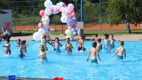 ШКОЛА ПЛИВАЊА У УГЉЕВИКУ: Бесплатна обука траје већ пет година, подељене дипломе за 140 малишана