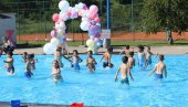 ŠKOLA PLIVANJA U UGLJEVIKU: Besplatna obuka traje već pet godina, podeljene diplome za 140 mališana