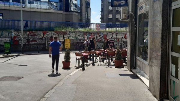 ПОСЛЕ ПИСАЊА НОВОСТИ: Власник ресторана из Сремске улице експресно однео недозвољене постављене делове летње баште