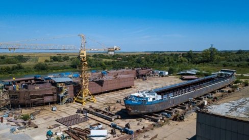 GRADE NAJVEĆI REČNI TANKER: U Zrenjaninu 160 radnika za čuvenu kompaniju Šel sklapa iz dva dela brod dug 135 metara i težak 855 tona