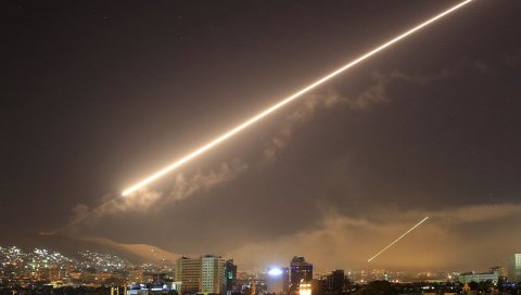 ПОГЛЕДАЈТЕ КАКО ИЗГЛЕДА НАПАД НА АМЕРИЧКУ АМБАСАДУ: ПВО одбрана гађала је ракете изнад дипломатског представништва САД у Багдаду (ВИДЕО)