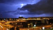 NEVREME ZAHVATILO BEOGRAD, PADA JAK PLJUSAK PRAĆEN GRMLJAVINOM: Superćelijska oluja napušta Srbiju, evo gde se kreću oblaci